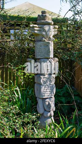 Décoration totem dans les jardins Hall place, Bexley, Kent Banque D'Images