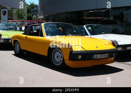 STUTTGART, ALLEMAGNE - 2 JUIN 2019 : Musée Porsche célébrant les 50 ans d'anniversaire de la Porsche 914. Typiquement Porsche Day. Banque D'Images