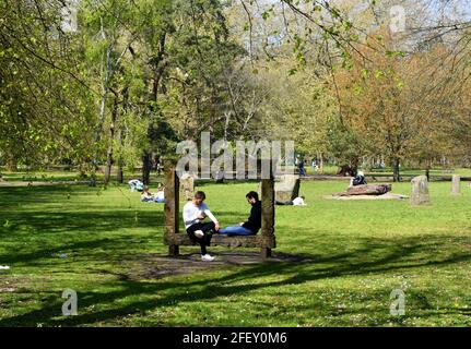 Deux hommes assis dans la sculpture de cadre en bois en face du cercle de pierre de Gorsedd, Bute Park, Cardiff, pays de Galles Banque D'Images