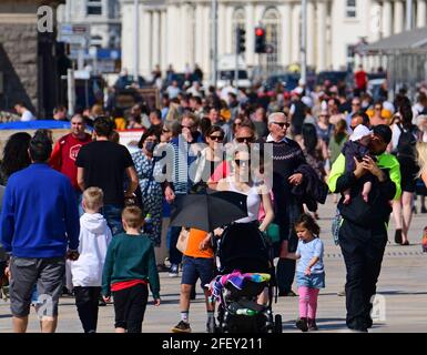 Weston Super Mare, Royaume-Uni. 24 avril 2021. Dans un après-midi chaud et venteux, Weston Super Mare dans le nord du Somerset est rempli de gens sur la promenade, sur la plage, les manèges à ânes, les tours à grande roue et les cafés et les bars dehors appréciant le soleil. Crédit photo: Robert Timoney/Alamy Live News Banque D'Images