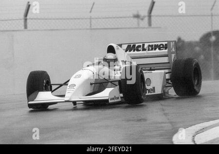 Ayrton Senna dans sa McLaren sur sa voie de la victoire au Grand Prix d'Europe 1993 de 1993 à Donington Park Angleterre. Banque D'Images