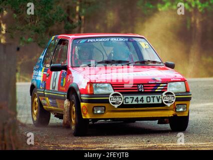 Peugeot 205 voiture de rallye GTI participe à l'événement de ralliement de voiture de club à Avon Park en janvier 1993. Banque D'Images