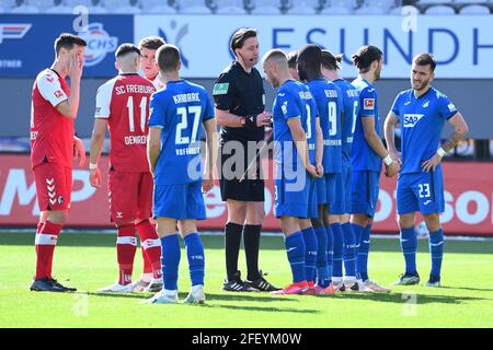 Fribourg, Allemagne. 24 avril 2021. Arbitre Manuel Graefe en conversation avec les joueurs de TSG Hoffenheim. GES/football/1. Bundesliga: SC Freiburg - TSG 1899 Hoffenheim, 24 avril 2021 football: 1ère ligue: SC Freiburg vs TSG 1899 Hoffenheim, Freiburg, 24 avril 2021 | usage dans le monde crédit: dpa/Alay Live News Banque D'Images