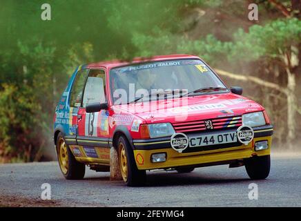 Peugeot 205 voiture de rallye GTI participe à l'événement de ralliement de voiture de club à Avon Park en janvier 1993. Banque D'Images