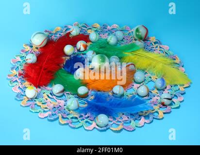 Une image de billes de verre et de plumes colorées Banque D'Images