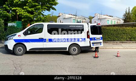 Polizia italienne municipale van (police locale). Ufficio mobile (bureau mobile). Maintien de la sécurité dans la ville de Bologne. Banque D'Images