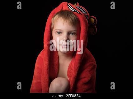 Jeune garçon pose pour la caméra avantDreamy poser lit Banque D'Images