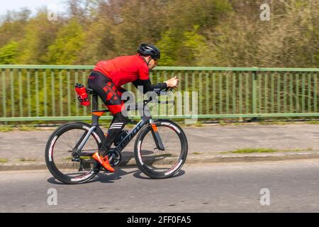 Cycliste sportif géant, vélo sur route, flou, vitesse d'obturation faible, flou de mouvement, flou, Vélo, vélo, châssis de vélo en fibre de carbone, châssis de vélo composite monocoque, vélo rapide, vélo à grande vitesse, vélo en campagne traversant le pont autoroutier dans la région rurale de Lancashire, Royaume-Uni Banque D'Images