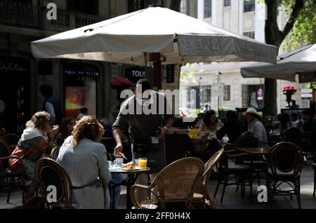 Palma, Espagne. 24 avril 2021. Vous pourrez profiter de l'espace extérieur du bar. À Majorque, de nouvelles relaxations de Corona s'appliquent depuis 24.04.2021. En fait, les restaurateurs sont autorisés à ouvrir les espaces extérieurs jusqu'à 5 h, les espaces intérieurs doivent rester fermés. Du lundi au jeudi, les établissements sont également autorisés à servir des clients sur les terrasses entre 20 h et 22 h 30. Credit: Clara Margais/dpa/Alay Live News Banque D'Images