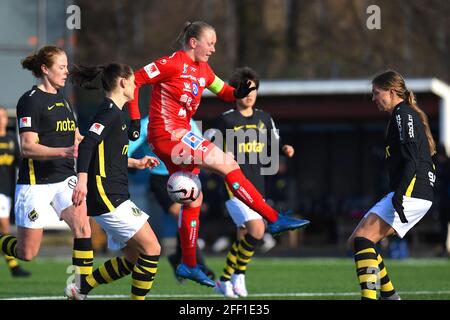 Stockholm, Suède. 24 avril 2021. Frida Leonhardsen Maanum (15 Linkoping) avec un tournage pendant le match dans la Ligue suédoise OBOS Damallsvenskan le 24 avril 2021 entre AIK et Linkopings FC à Skytteholms IP à Stockholm, Suède crédit: SPP Sport presse photo. /Alamy Live News Banque D'Images