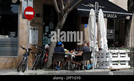 Palma, Espagne. 24 avril 2021. Les clients s'asseyant dans l'espace extérieur d'un bar. À Majorque, de nouvelles relaxations de Corona s'appliquent depuis 24.04.2021. Fondamentalement, les restaurateurs sont autorisés à ouvrir les zones extérieures jusqu'à 17 heures, les zones intérieures doivent rester fermées. Du lundi au jeudi, les établissements sont en outre autorisés à servir des clients sur les terrasses entre 20 et 22.30 heures. Credit: Clara Margais/dpa/Alay Live News Banque D'Images