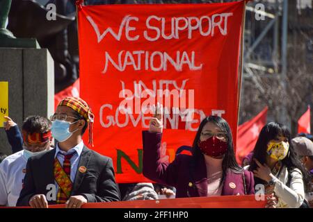 Londres, Royaume-Uni. 24 avril 2021. Un manifestant tient le salut à trois doigts. Des manifestants se sont rassemblés sur la place du Parlement pour protester contre le coup d'État militaire au Myanmar et pour exiger que le gouvernement britannique reconnaisse le gouvernement d'unité nationale du Myanmar. Banque D'Images