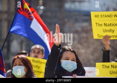 Londres, Royaume-Uni. 24 avril 2021. Un manifestant tient le salut à trois doigts. Des manifestants se sont rassemblés sur la place du Parlement pour protester contre le coup d'État militaire au Myanmar et pour exiger que le gouvernement britannique reconnaisse le gouvernement d'unité nationale du Myanmar. Banque D'Images