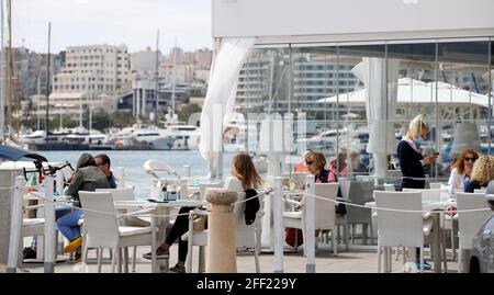 Palma, Espagne. 24 avril 2021. Les clients s'asseyant dans l'espace extérieur d'un bar. À Majorque, de nouvelles relaxations de Corona s'appliquent depuis 24.04.2021. Fondamentalement, les restaurateurs sont autorisés à ouvrir les zones extérieures jusqu'à 17 heures, les zones intérieures doivent rester fermées. Du lundi au jeudi, les établissements sont en outre autorisés à servir des clients sur les terrasses entre 20 et 22.30 heures. Credit: Clara Margais/dpa/Alay Live News Banque D'Images