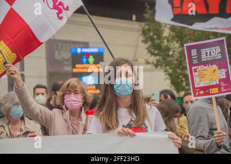 Madrid, Espagne. 23 avril 2021. Des dizaines de jeunes se réunissent à Madrid contre le dépeuplement de Castilla y Leon le 23 avril.convoqué par la Jeunesse de Castilla y Leon, Soria maintenant! o BurgosPidePaso, des dizaines de jeunes se rassemblent sur la Plaza de Callao à Madrid, sous le slogan de 'top depulation Castilla y Leon', pour exiger des mesures contre le dépeuplement de la Communauté. (Photo par Alberto Sibaja/Pacific Press) crédit: Pacific Press Media production Corp./Alay Live News Banque D'Images