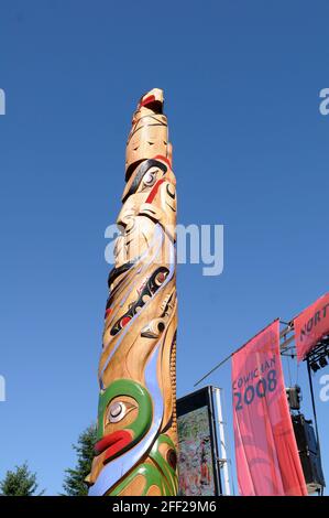 Spirit Pole, Quw'utsuns' Cultural & Conference Centre, Duncan, Colombie-Britannique, Canada Banque D'Images