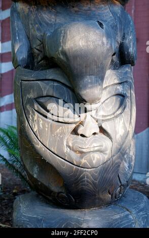 Totem gris patiné, Quw'utsuns' Cultural & Conference Centre, Duncan, Colombie-Britannique, Canada Banque D'Images