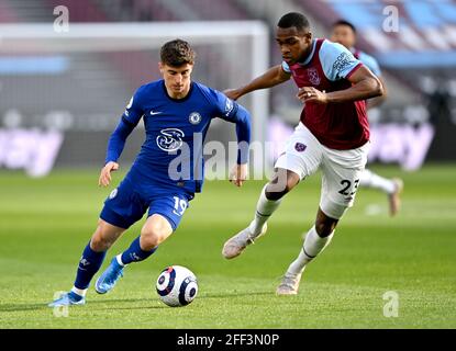 Mason Mount de Chelsea (à gauche) et Issa Diop de West Ham United se battent pour le ballon lors du match de la Premier League au stade de Londres. Date de la photo: Samedi 24 avril 2021. Banque D'Images