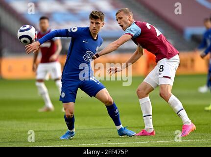 Mason Mount de Chelsea (à gauche) et Tomas Soucek de West Ham United se battent pour le ballon lors du match de la Premier League au stade de Londres. Date de la photo: Samedi 24 avril 2021. Banque D'Images