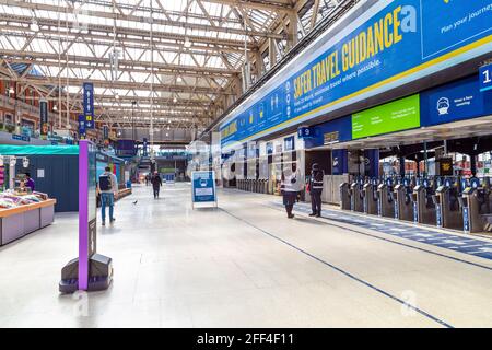 18 avril 2021 - Londres, Royaume-Uni, vide Waterloo Station concourse pendant les premières étapes de l'assouplissement du confinement en cas de pandémie du coronavirus Banque D'Images