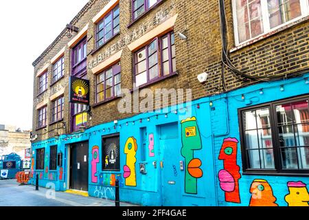 Extérieur peint coloré et lumineux du Lighthouse Bar & Club sur Rivington Street, Shoreditch, Lonodn, Royaume-Uni Banque D'Images