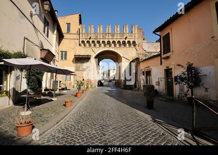 Italie, Rome, Trastevere, porte Porta Settimiana, rue pavée Banque D'Images