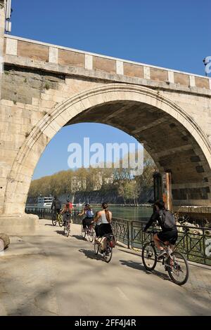 Italie, Rome, Tibre, pont Ponte Sisto, vélos Banque D'Images