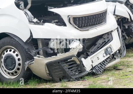 Fourgonnette blanche cassée après collision frontale. Gros plan. Banque D'Images