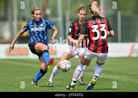 Mialn, Italie. 24 avril 2021. Stefania Tarenzi (#27 Inter) lors du match de deuxième jambe des demi-finales de la coupe italienne entre l'AC Milan et le FC Internazionale au centre sportif de Vismara (Milan), Italie Credit: SPP Sport Press photo. /Alamy Live News Banque D'Images