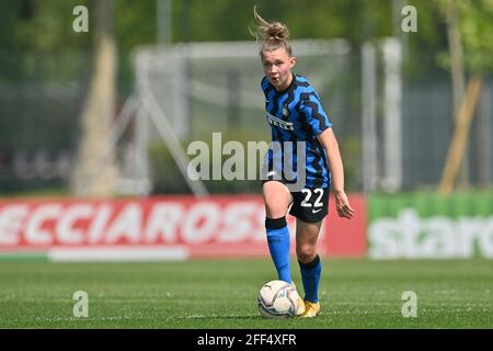 Mialn, Italie. 24 avril 2021. Anna Catelli (#22 Inter) lors du match de deuxième jambe des demi-finales de la coupe italienne entre l'AC Milan et le FC Internazionale au centre sportif de Vismara (Milan), Italie crédit: SPP Sport Press photo. /Alamy Live News Banque D'Images