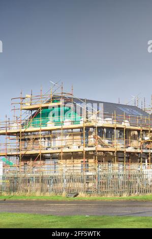 Londres, Angleterre, Royaume-Uni - 11 mars 2021 : chantier de construction de maisons en cours avec échafaudage Banque D'Images