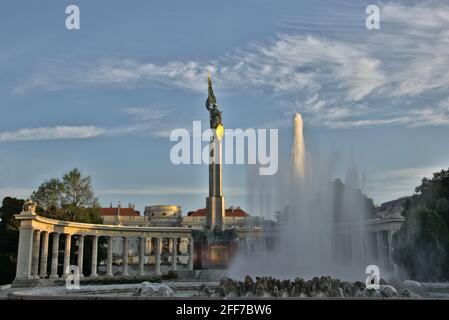 Fontaine et mémorial en l'honneur des soldats de L'Union soviétique à Vienne sous le soleil du soir Banque D'Images