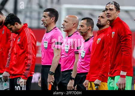 ISTANBUL, TURQUIE - AVRIL 24: arbitre adjoint Bahattin Duran, arbitre Cuneyt Cakir, arbitre adjoint Tarık Ongun pendant le match Super LIG entre Banque D'Images