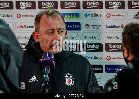 ISTANBUL, TURQUIE - AVRIL 24: Le chef-entraîneur Sergen Yalcin de Besiktas pendant le match Super LIG entre Besiktas et Kayserispor au parc Vodafone le 24 avril 2021 à Istanbul, Turquie (photo par /Orange Pictures) crédit: Orange pics BV/Alay Live News Banque D'Images