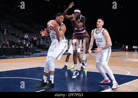 Levallois, hauts de Seine, France. 24 avril 2021. GUERSCHON YABUSELE (FRA) avance de puissance d'ASVEL LDLC en action pendant la coupe française de basket-ball entre Dijon et Lyon-Villeurbanne ASVEL LDLC (équipe Tony Parker) au stade AccorHotels Arena - Paris France crédit: Pierre Stevenin/ZUMA Wire/Alay Live News Banque D'Images