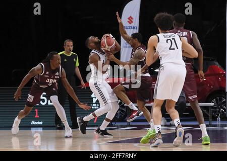 Levallois, hauts de Seine, France. 24 avril 2021. GUERSCHON YABUSELE (FRA) avance de puissance d'ASVEL LDLC en action pendant la coupe française de basket-ball entre Dijon et Lyon-Villeurbanne ASVEL LDLC (équipe Tony Parker) au stade AccorHotels Arena - Paris France crédit: Pierre Stevenin/ZUMA Wire/Alay Live News Banque D'Images