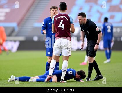 L'arbitre Chris Kavanagh vérifie le Ben Chilwell (étage) de Chelsea après avoir été fouillé par Fabian Balbuena de West Ham United lors du match de la Premier League au stade de Londres. Date de la photo: Samedi 24 avril 2021. Banque D'Images