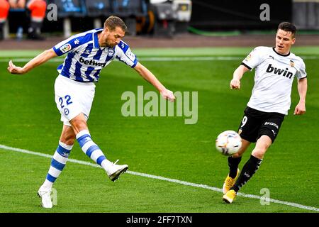 Valence, Espagne. 24 avril 2021. VALENCE, ESPAGNE - AVRIL 24: Florian Lejeune de Deportivo Alaves pendant le match de la Liga entre Valencia CF et Deportivo Alaves à Estadio Mestalla le 24 avril 2021 à Valence, Espagne (photo de Pablo Morano/Orange Pictures) crédit: Orange pics BV/Alay Live News Banque D'Images