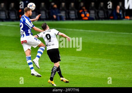 VALENCE, ESPAGNE - AVRIL 24 : Florian Lejeune de Deportivo Alaves, Kevin Gameiro de Valencia CF pendant le match de la Liga entre Valencia CF et Deporti Banque D'Images