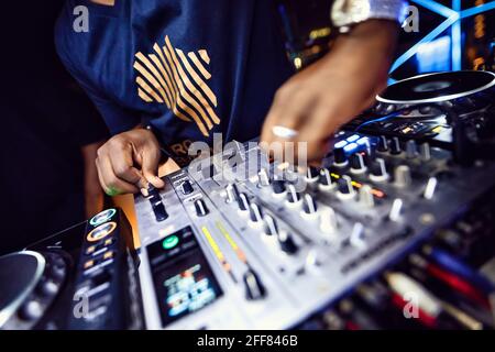 Mélangeur DJ de panneau professionnel avec commande manuelle pour mixer de la musique boîte de nuit Banque D'Images