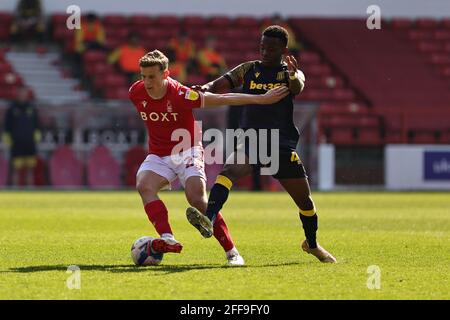 NOTTINGHAM, ANGLETERRE. 24 AVRIL. Ryan Yates de la forêt de Nottingham et Rabbi Matondo de Stoke City se battent pour possession lors du match de championnat Sky Bet entre Nottingham Forest et Stoke City au City Ground, Nottingham, le samedi 24 avril 2021. (Crédit : James HolyOak | MI News) crédit : MI News & Sport /Alay Live News Banque D'Images