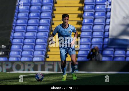 Birmingham, Royaume-Uni. 24 avril 2021. Dominic Hyam #15 de Coventry City dribbles le ballon à Birmingham, Royaume-Uni le 4/24/2021. (Photo de Simon Bissett/News Images/Sipa USA) crédit: SIPA USA/Alay Live News Banque D'Images