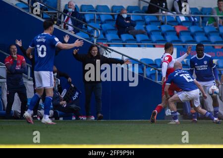 Cardiff, Royaume-Uni. 24 avril 2021. Gareth Ainsworth, Manager de Wycombe Wanderers, sur le match de championnat de Skybet de l'EFL, Cardiff City et Wycombe Wanderers au stade de Cardiff City à Cardiff, pays de Galles, le samedi 24 avril 2021. Cette image ne peut être utilisée qu'à des fins éditoriales. Utilisation éditoriale uniquement, licence requise pour une utilisation commerciale. Aucune utilisation dans les Paris, les jeux ou les publications d'un seul club/ligue/joueur. photo de Lewis Mitchell/Andrew Orchard sports Photography/Alamy Live News crédit: Andrew Orchard sports Photography/Alamy Live News Banque D'Images