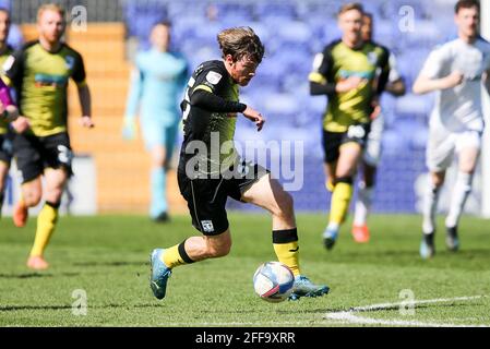 Birkenhead, Royaume-Uni. 24 avril 2021. Luc James de Barrow en action. EFL Skybet football League Two Match, Tranmere Rovers v Barrow à Prenton Park, Birkenhead, Wirral le samedi 24 avril 2021. Cette image ne peut être utilisée qu'à des fins éditoriales. Utilisation éditoriale uniquement, licence requise pour une utilisation commerciale. Aucune utilisation dans les Paris, les jeux ou les publications d'un seul club/ligue/joueur.pic par Chris Stading/Andrew Orchard sports Photography/Alamy Live News crédit: Andrew Orchard sports Photography/Alamy Live News Banque D'Images