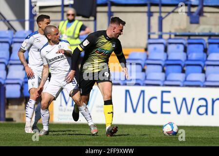 Birkenhead, Royaume-Uni. 24 avril 2021. Jay Spearing de Tranmere Rovers et Scott Quigley de Barrow en action. EFL Skybet football League Two Match, Tranmere Rovers v Barrow à Prenton Park, Birkenhead, Wirral le samedi 24 avril 2021. Cette image ne peut être utilisée qu'à des fins éditoriales. Utilisation éditoriale uniquement, licence requise pour une utilisation commerciale. Aucune utilisation dans les Paris, les jeux ou les publications d'un seul club/ligue/joueur.pic par Chris Stading/Andrew Orchard sports Photography/Alamy Live News crédit: Andrew Orchard sports Photography/Alamy Live News Banque D'Images