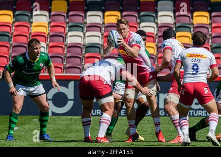 LONDRES, ROYAUME-UNI. 24 avril 2021. Alex Dombrandt de Harlequins est attaqué lors du match de rugby Gallagher Premiership entre London Irish et Harlequins au stade communautaire de Brentford le samedi 24 avril 2021. LONDRES, ANGLETERRE. Credit: Taka G Wu/Alay Live News Banque D'Images