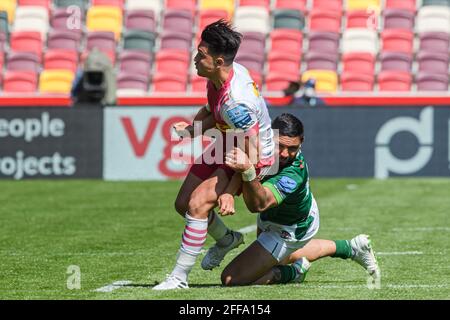 LONDRES, ROYAUME-UNI. 24 avril 2021. Marcus Smith de Harlequins est affronté lors du match de rugby Gallagher Premiership entre London Irish et Harlequins au Brentford Community Stadium le samedi 24 avril 2021. LONDRES, ANGLETERRE. Credit: Taka G Wu/Alay Live News Banque D'Images