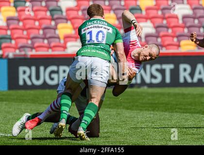 LONDRES, ROYAUME-UNI. 24 avril 2021. Mike Brown, de Harlequins, est attaqué lors du match de rugby Gallagher Premiership entre London Irish et Harlequins au stade communautaire de Brentford, le samedi 24 avril 2021. LONDRES, ANGLETERRE. Credit: Taka G Wu/Alay Live News Banque D'Images