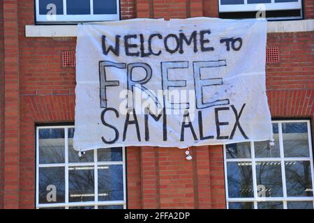 Photographié le 24 avril 2021, une bannière étudiants ont accroché à l'édifice Samuel Alexander de l'Université de Manchester, Manchester, Greater Manchester, Angleterre, Royaume-Uni. Les étudiants occupent l'édifice Samuel Alexander sur le campus depuis le 22 avril. Entre autres demandes, ils veulent une réduction de loyer pour les étudiants, des élections pour la direction de l'université, une remise de 1,500 livres pour les étudiants, la fin des patrouilles de police de certaines salles d'étudiants et aucune licenciements de personnel. Banque D'Images