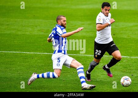 Valence, Espagne. 24 avril 2021. VALENCIA, ESPAGNE - AVRIL 24: Víctor Laguardia Cisneros de Deportivo Alaves, Maxi Gómez de Valencia CF pendant le match la Liga entre Valencia CF et Deportivo Alaves à Estadio Mestalla le 24 avril 2021 à Valence, Espagne (photo de Pablo Morano/Orange Pictures) crédit: Orange pics/Alay BV Live News Banque D'Images